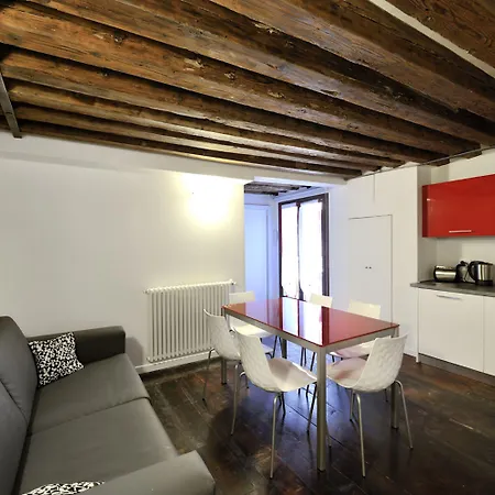 Red Rose Apartment *