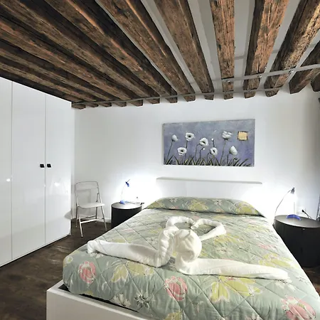 Red Rose Apartment *