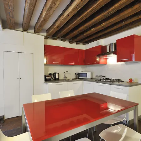 Red Rose Apartment *