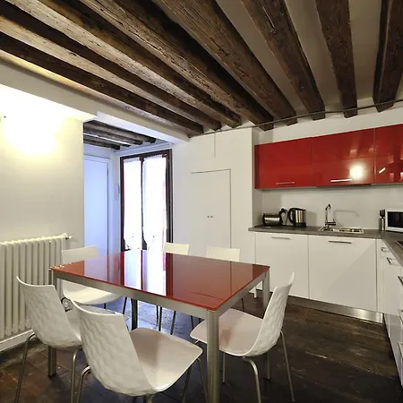 Red Rose Apartment *