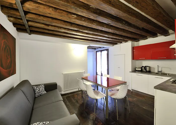 Red Rose Apartment *