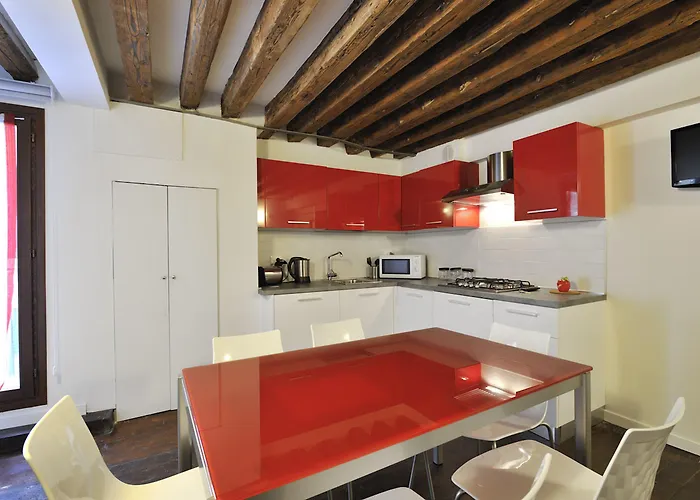 Red Rose Apartment *