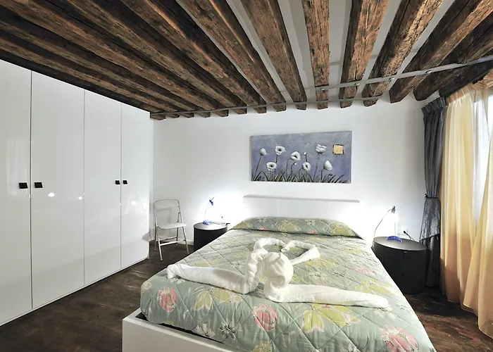 Red Rose Apartment *